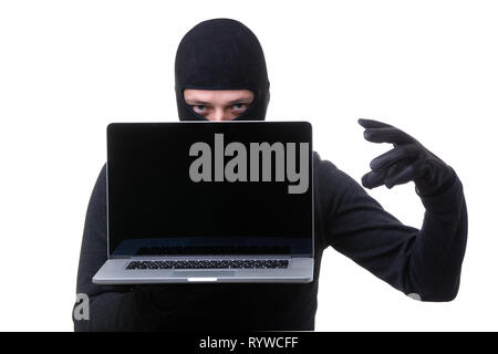 Räuber in schwarze Maske mit Laptop mit leerer Bildschirm in den Händen. Stockfoto