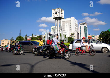 Abgebildet sind Vietnamesische auf Motorroller während der Rush Hour in Ho Chi Min City, Vietnam. Stockfoto