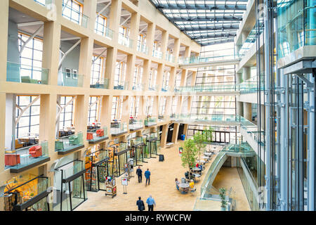 Menschen gehen in der Salt Lake City Public Library in der Innenstadt von Salt Lake City, Utah, USA. Stockfoto