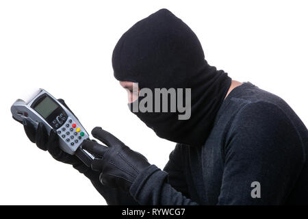 Foto der Dieb im schwarzen Maske mit Terminal in Händen. Stockfoto