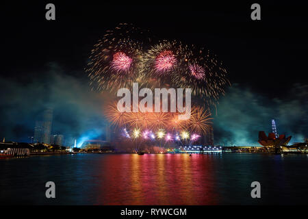 Abgebildet ist das Feuerwerk an der Marina Bay Harbour, Singapur am Ende des Grand Prix 2018 Stockfoto