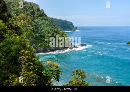 Tropische Steilküsten - steile Klippen an der Küste von East Maui, wie von der Straße nach Hana gesehen. Hawaii, USA. Stockfoto