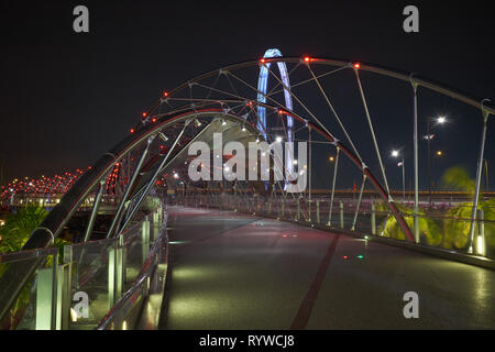 Abgebildet ist der Singapore Flyer, ein gigantisches Riesenrad in Singapur. Stockfoto
