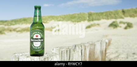 Ameland, Niederlande - 13. Oktober 2018.: Heineken Bier am Strand. Nur für den redaktionellen Gebrauch bestimmt. Stockfoto