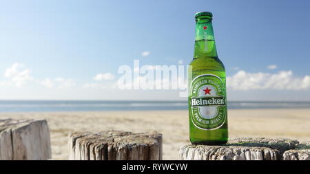 Ameland, Niederlande - 13. Oktober 2018.: Heineken Bier am Strand. Nur für den redaktionellen Gebrauch bestimmt. Stockfoto