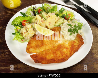 Gebratener Fisch mit Kartoffelsalat Stockfoto