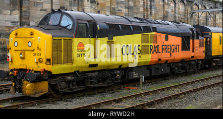British Rail Class 37 diesel-elektrischen Lokomotive in der Lackierung von Cola-getränken Schiene an der Carlisle Citadel Railway Station, Carlisle, Cumbria, England, Großbritannien Stockfoto