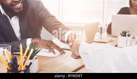 Partnerschaft. Männer Hände schütteln Nach dem unterzeichnen Abkommen Stockfoto