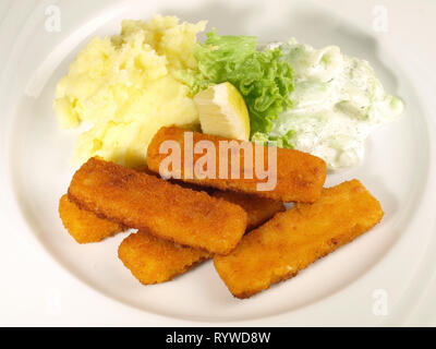 Fischstäbchen mit zertrümmerte Kartoffel Stockfoto