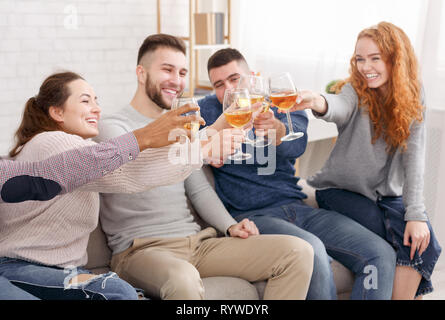 Freunde treffen, Feiern, Klirren Weingläser zu Hause Stockfoto