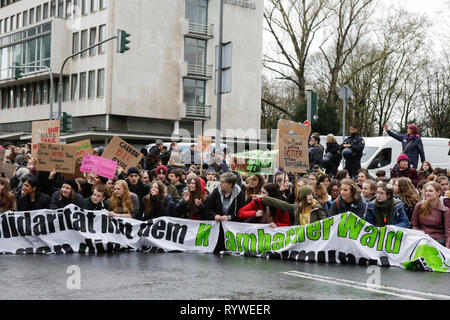 Die demonstranten Kurz sit-down an einer Kreuzung. Über 6.000 Menschen (vor allem Schüler, die übersprungene Schule Teil in den Protest zu nehmen) durch Frankfurt zogen, um gegen den Klimawandel und für die Einführung von Maßnahmen gegen ihn protestieren. Der Protest sei Teil der weltweiten klima Streiktag der FridaysForFuture Bewegung, Greta Thunberg in Schweden begonnen. (Foto von Michael Debets/Pacific Press) Stockfoto