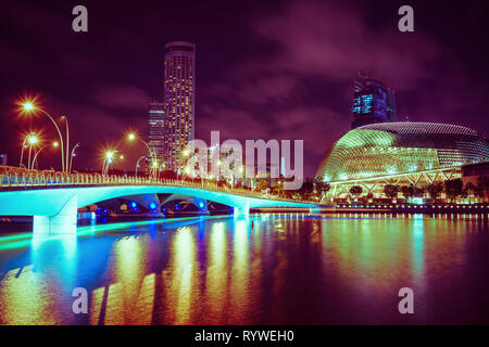 Esplanade Brücke über der Marina Bay und die Esplanade, Theater an der Bucht, spät am Abend in Singapur. Stockfoto