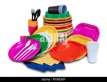 Kunststoff Einmalgeschirr mit Tellern und Besteck für Picknick auf dem weißen Hintergrund. Stockfoto