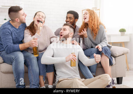 Eine Gruppe von Freunden, die Karaoke- und Bier trinken. Stockfoto