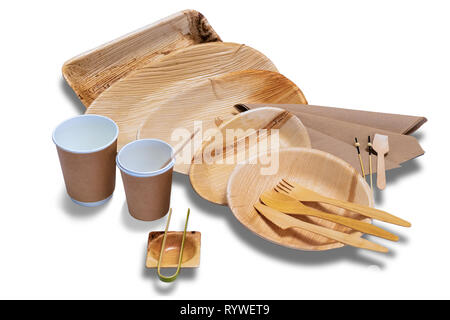 Holz- Einweggeschirr und Geschirr und Besteck für Picknick auf dem weißen Hintergrund. Stockfoto