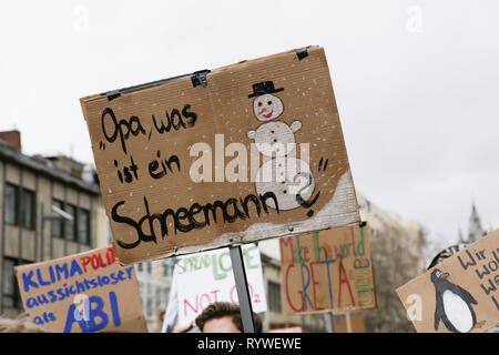 Frankfurt am Main, Deutschland. 15 Mär, 2019. Eine Demonstrantin hält ein Schild mit der Aufschrift "Opa, was ist ein Schneemann". Über 6.000 Menschen (vor allem Schüler, die übersprungene Schule Teil in den Protest zu nehmen) durch Frankfurt zogen, um gegen den Klimawandel und für die Einführung von Maßnahmen gegen ihn protestieren. Der Protest sei Teil der weltweiten klima Streiktag der FridaysForFuture Bewegung, Greta Thunberg in Schweden begonnen. Quelle: Michael Debets/Pacific Press/Alamy leben Nachrichten Stockfoto