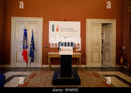 Neapel, Italien. 15 Mär, 2019. Italien, Kampanien März 15, 2019, der Minister des Innern der Italienischen Republik Matteo salvini Führer der extremen Rechten Italienisch in Neapel in der Präfektur für den Rat über die Sicherheit. In Photo Credit: Fabio Sasso/Pacific Press/Alamy leben Nachrichten Stockfoto