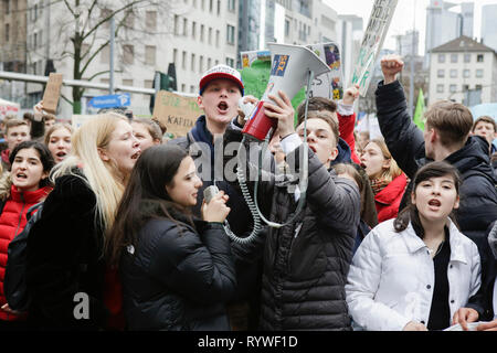 Frankfurt am Main, Deutschland. 15 Mär, 2019. Protesters shout Slogans bei der Kundgebung. Über 6.000 Menschen (vor allem Schüler, die übersprungene Schule Teil in den Protest zu nehmen) durch Frankfurt zogen, um gegen den Klimawandel und für die Einführung von Maßnahmen gegen ihn protestieren. Der Protest sei Teil der weltweiten klima Streiktag der FridaysForFuture Bewegung, Greta Thunberg in Schweden begonnen. Quelle: Michael Debets/Pacific Press/Alamy leben Nachrichten Stockfoto