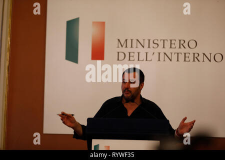 Neapel, Italien. 15 Mär, 2019. Italien, Kampanien März 15, 2019, der Minister des Innern der Italienischen Republik Matteo salvini Führer der extremen Rechten Italienisch in Neapel in der Präfektur für den Rat über die Sicherheit. Im Foto Matteo Salvini Credit: Fabio Sasso/Pacific Press/Alamy leben Nachrichten Stockfoto