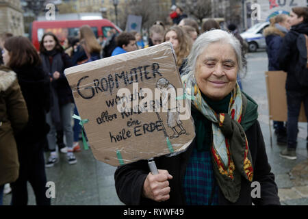 Frankfurt am Main, Deutschland. 15 Mär, 2019. Eine Demonstrantin hält ein Schild mit der Aufschrift 'Oma wünscht allen Kindern eine intakte'. Über 6.000 Menschen (vor allem Schüler, die übersprungene Schule Teil in den Protest zu nehmen) durch Frankfurt zogen, um gegen den Klimawandel und für die Einführung von Maßnahmen gegen ihn protestieren. Der Protest sei Teil der weltweiten klima Streiktag der FridaysForFuture Bewegung, Greta Thunberg in Schweden begonnen. Quelle: Michael Debets/Pacific Press/Alamy leben Nachrichten Stockfoto