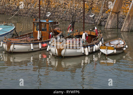 Sportboote und Fischerboote in Cork Hafen auf dem Somerset Küste an einem sonnigen Tag Stockfoto