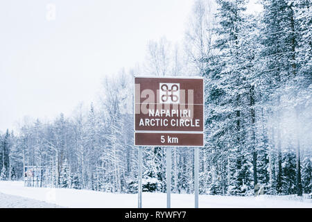 Zeichen der Napapiiri Polarkreis in Finnland in Lappland auf der Arktischen pol Kreis. Stockfoto