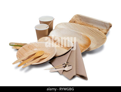 Holz- einweggeschirr mit Tellern und Besteck für Picknick auf dem weißen Hintergrund. Stockfoto