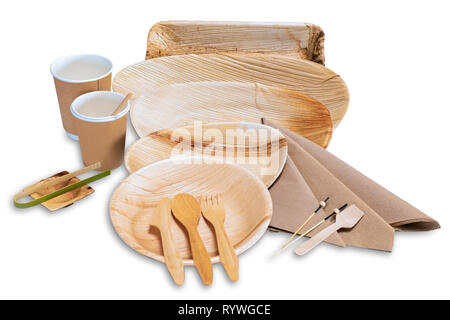 Satz von Holz- einweggeschirr mit Tellern und Besteck für Picknick auf dem weißen Hintergrund. Stockfoto