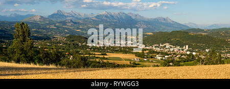 Sommer mit Panoramablick auf die Stadt Spalt in den Hautes-Alpes. Alpen, Frankreich Stockfoto