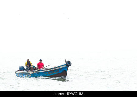 Callao, Lima. Februar 19, 2019 - Gruppe der handwerklichen Fischer in Punta Strand am Morgen Ankunft in einem kleinen Boot. Stockfoto