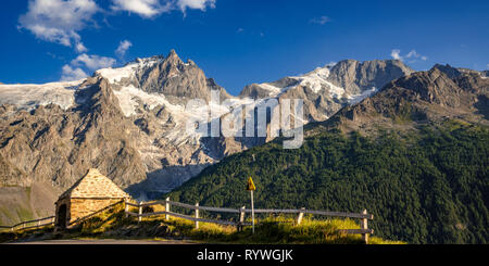 Das Oratorium von Le Chazelet bei Sonnenuntergang mit den Gipfeln von La Meije und seine Gletscher. Nationalpark Ecrins, La Grave, Alpes-de-Haute-Provence, Alpen, Frankreich Stockfoto