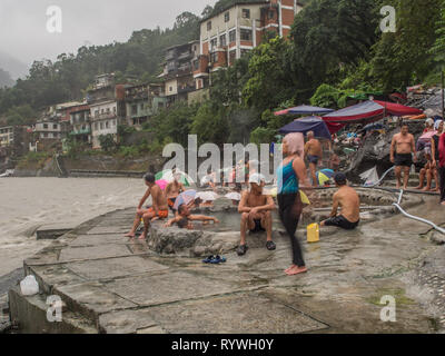 Wulai, Taiwan - Oktober 09, 2016: Öffentliche Schwimmbäder mit Wasser aus heissen Quellen am Fluss. Wulai Vigor Dorf. Asien. Stockfoto