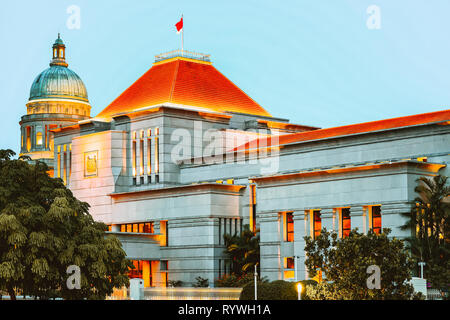 Parlaments und alte Gebäude des Obersten Bundesgerichtes am Boat Quay in Singapur bei Nacht. Es ist beleuchtet Stockfoto