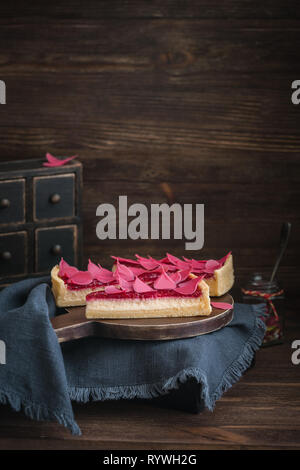 Hausgemachter Erdbeerkuchen oder Torte geschnitten auf hölzernen Platte auf der rustikalen Hintergrund Stockfoto