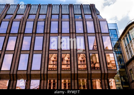 Alte Gebäude refected in die Glasfront eines modernen Bürogebäudes in Buchanan Street, Glasgow, Schottland Stockfoto