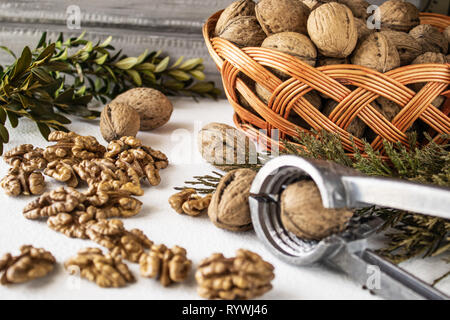 Ganze Walnüsse Reife und geschält Walnusskerne auf einem weißen Hintergrund. Stockfoto