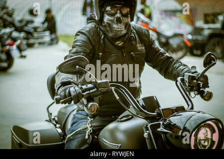 Harley Davidson Fahrer mit Totenkopf Maske Stockfoto