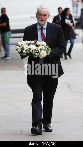 Der Führer der Jeremy Corbyn trägt einen Kranz, als er auf die New Zealand High Commission in Haymarket, London eintrifft, im Gefolge der Moschee Anschläge in Christchurch. Stockfoto