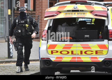 Ein feuerwaffen Offizier zu seinem Fahrzeug in Lee Bank, Birmingham, in der Nähe einer Adresse in Wheeleys Lane, wo ein Mann in seinem 50s tot durch bewaffnete Offiziere während einer Operation erschossen wurde kurz nach 0500 Heute morgen. Stockfoto