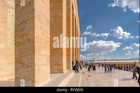 Ankara/Türkei - 10. März 2019: Spalten auf das Mausoleum Anitkabir mit Besuchern und Touristen und Blick auf die Stadt im Hintergrund Stockfoto