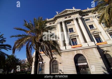 Städtische Gebäude in Barcelona Spanien mit Palme im Vordergrund und Anzeigen spanische Flagge Stockfoto