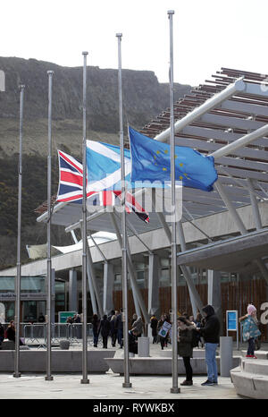 Flaggen außerhalb des schottischen Parlaments in Edinburgh fliegen am halben Mast für die Opfer der Neuseeland shootings an zwei Moscheen in Christchurch, dem sich 40 neun Menschen getötet. Stockfoto