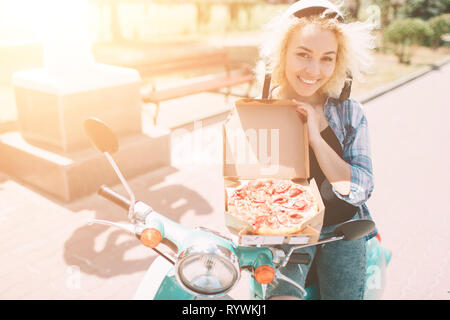 Pizza Händler mit pizza Schachteln. Pizza Delivery girl Holding Box mit Pizza Stockfoto