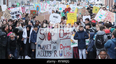 Tausende von Dublin Studenten März von St Stephens Green, Leinster House Heute, an einem globalen Protest für den Klimawandel, die sieht öffentliche Veranstaltungen an mehr als 37 Standorten in Irland inszeniert in Angriff zu nehmen. Stockfoto