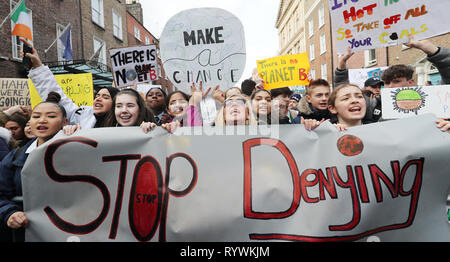 Tausende von Dublin Studenten März von St Stephens Green, Leinster House Heute, an einem globalen Protest für den Klimawandel, die sieht öffentliche Veranstaltungen an mehr als 37 Standorten in Irland inszeniert in Angriff zu nehmen. Stockfoto