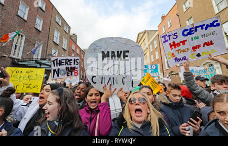 Tausende von Dublin Studenten März von St Stephens Green, Leinster House Heute, an einem globalen Protest für den Klimawandel, die sieht öffentliche Veranstaltungen an mehr als 37 Standorten in Irland inszeniert in Angriff zu nehmen. Stockfoto