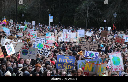 Tausende von Dublin Studenten März von St Stephens Green, Leinster House Heute, an einem globalen Protest für den Klimawandel, die sieht öffentliche Veranstaltungen an mehr als 37 Standorten in Irland inszeniert in Angriff zu nehmen. Stockfoto