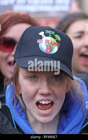 Tausende von Dublin Studenten März von St Stephens Green, Leinster House Heute, an einem globalen Protest für den Klimawandel, die sieht öffentliche Veranstaltungen an mehr als 37 Standorten in Irland inszeniert in Angriff zu nehmen. Stockfoto