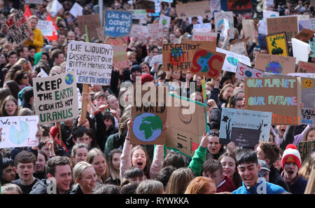 Tausende von Dublin Studenten März von St Stephens Green, Leinster House Heute, an einem globalen Protest für den Klimawandel, die sieht öffentliche Veranstaltungen an mehr als 37 Standorten in Irland inszeniert in Angriff zu nehmen. Stockfoto