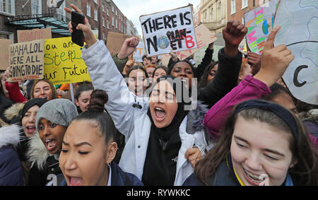 Tausende von Dublin Studenten März von St Stephens Green, Leinster House Heute, an einem globalen Protest für den Klimawandel, die sieht öffentliche Veranstaltungen an mehr als 37 Standorten in Irland inszeniert in Angriff zu nehmen. Stockfoto